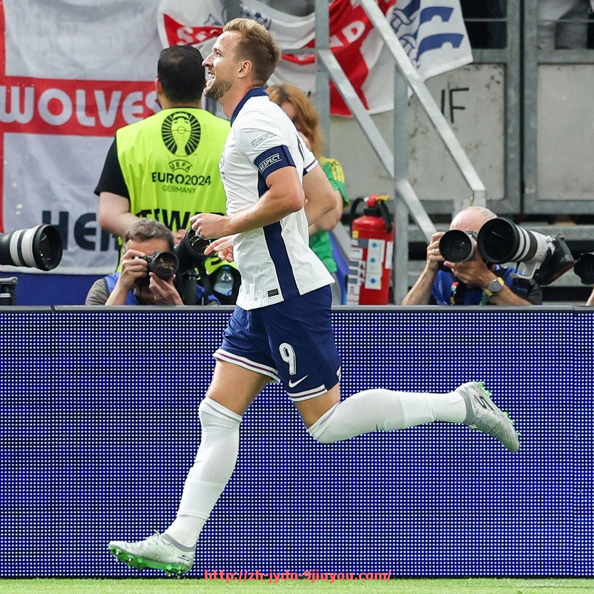 jiuyou九游娱乐-英超球员专用手提包品牌及球星偏好揭秘